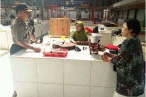 Kapolsek Kuningan saat memantau harga daging ayam di Pasar Baru Kuningan.
